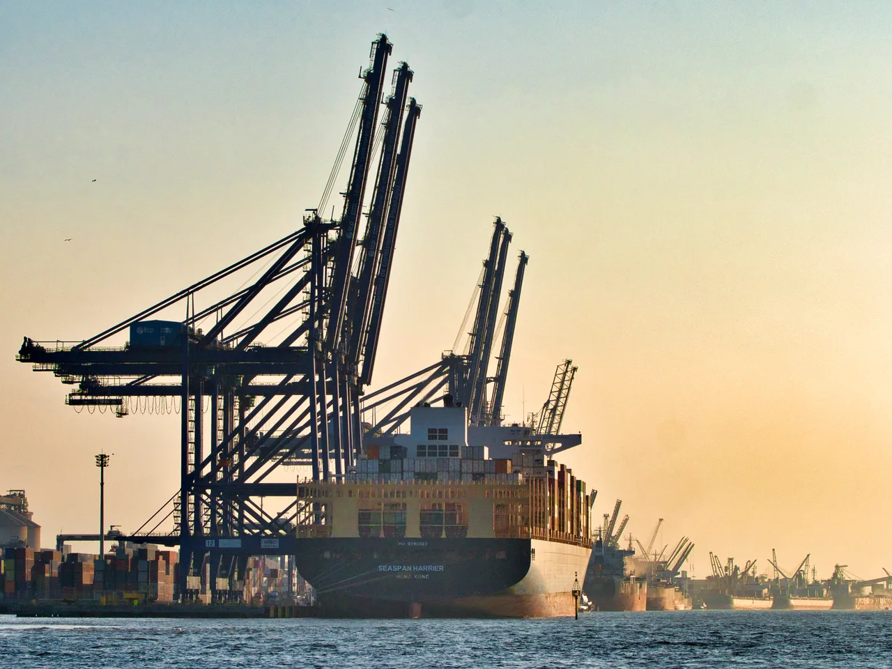Navio porta-contêineres e guindastes no Porto de Paranaguá