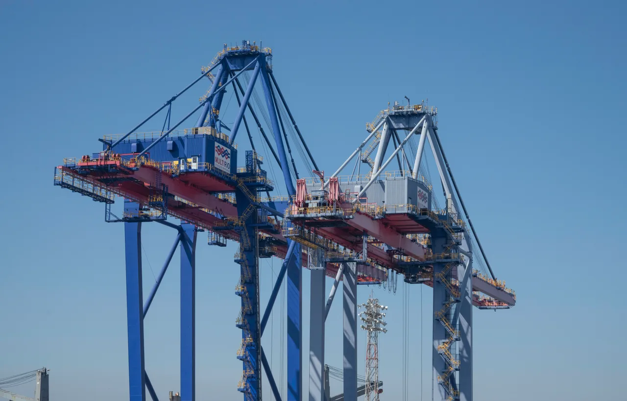Guindastes de contêineres no Porto do Rio de Janeiro