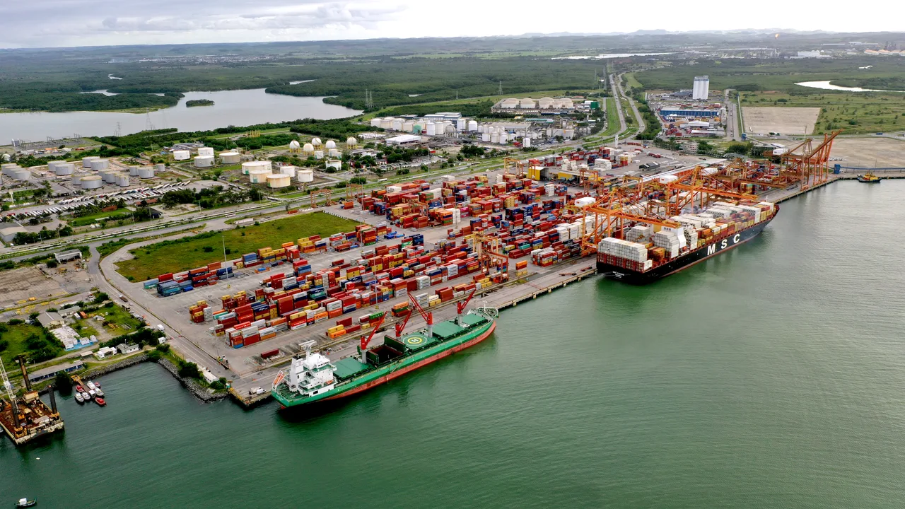 Vista aérea do terminal de contêineres de Suape, em Pernambuco