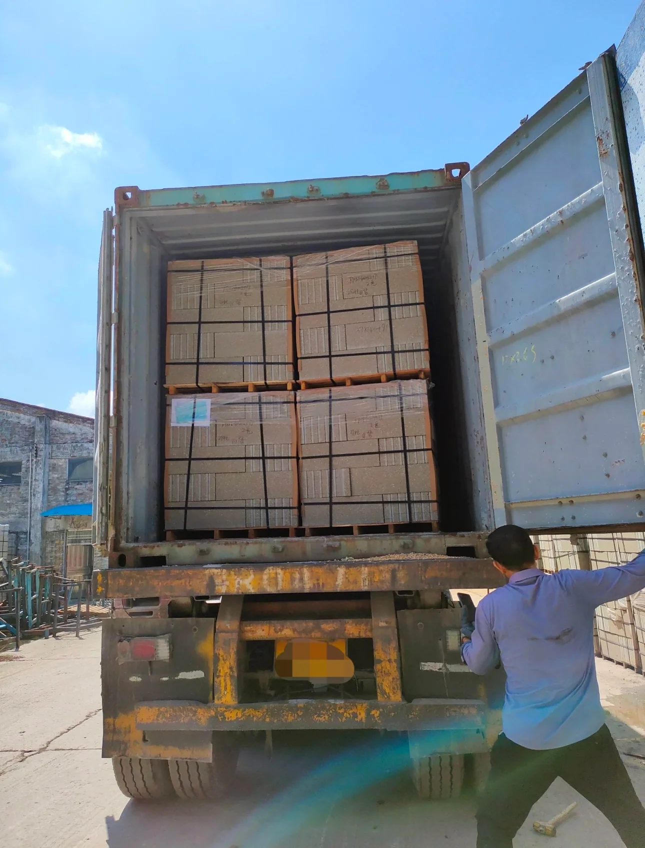 Carga real na China; não comprova chegada.